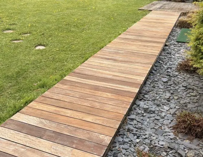 Chemin de bois et paillage d’ardoise dans un jardin