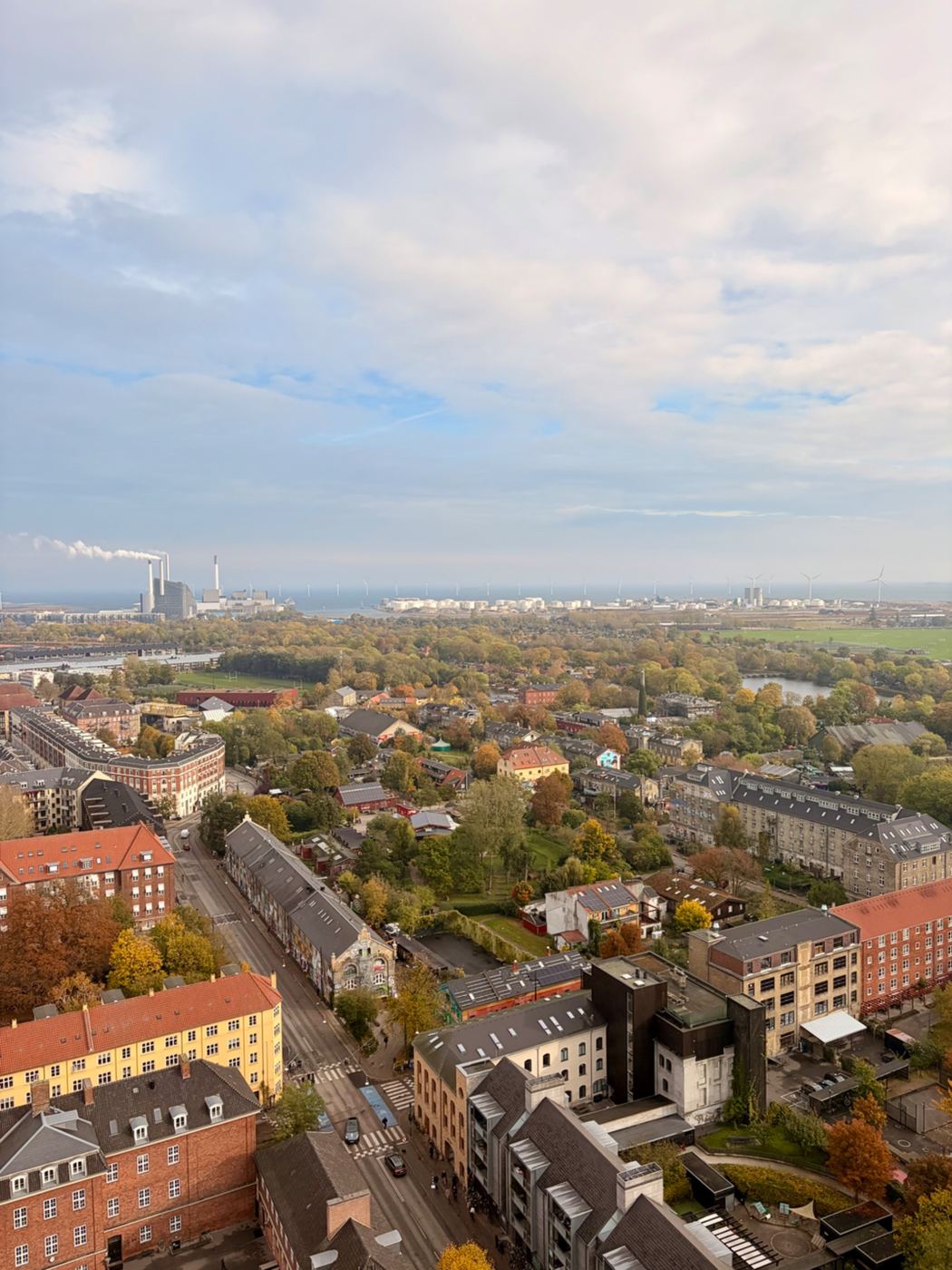 Vue aérienne d’un quartier, de ses espaces verts et de son plan d’eau