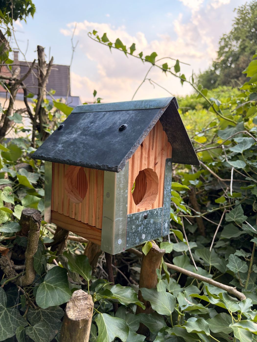 Nichoir en bois à toit d’ardoise conçu par DEC