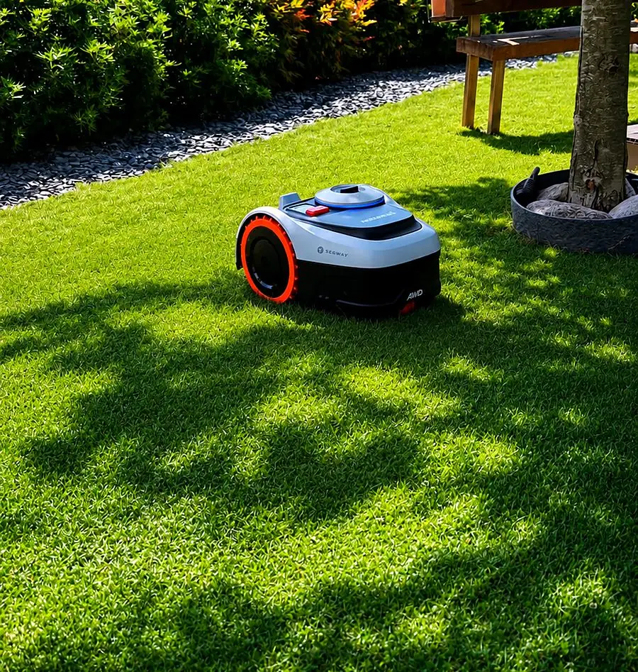 Robot tondeuse RTK sur une pelouse