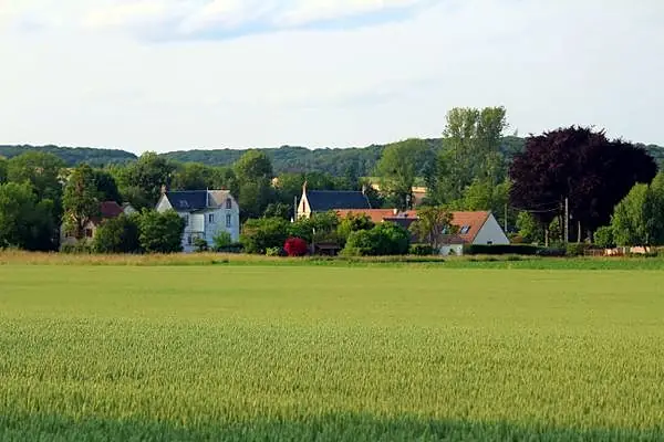 Village entouré de verdure dans les Hauts-de-France